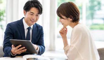スタッフがご案内する様子