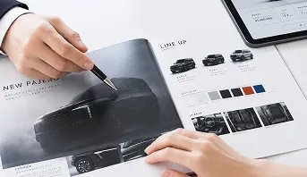 スタッフがご案内する様子